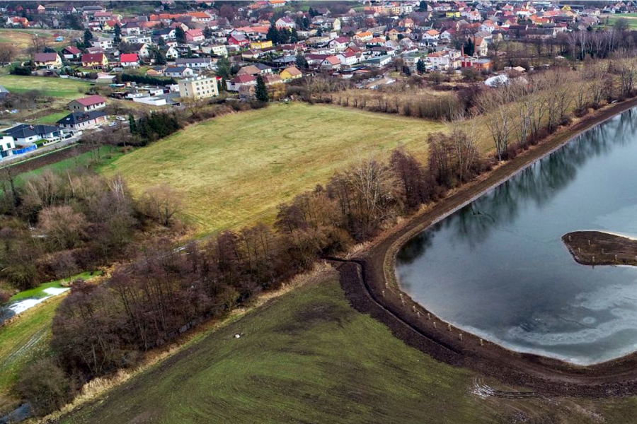 Vodní nádrž blízko malého města