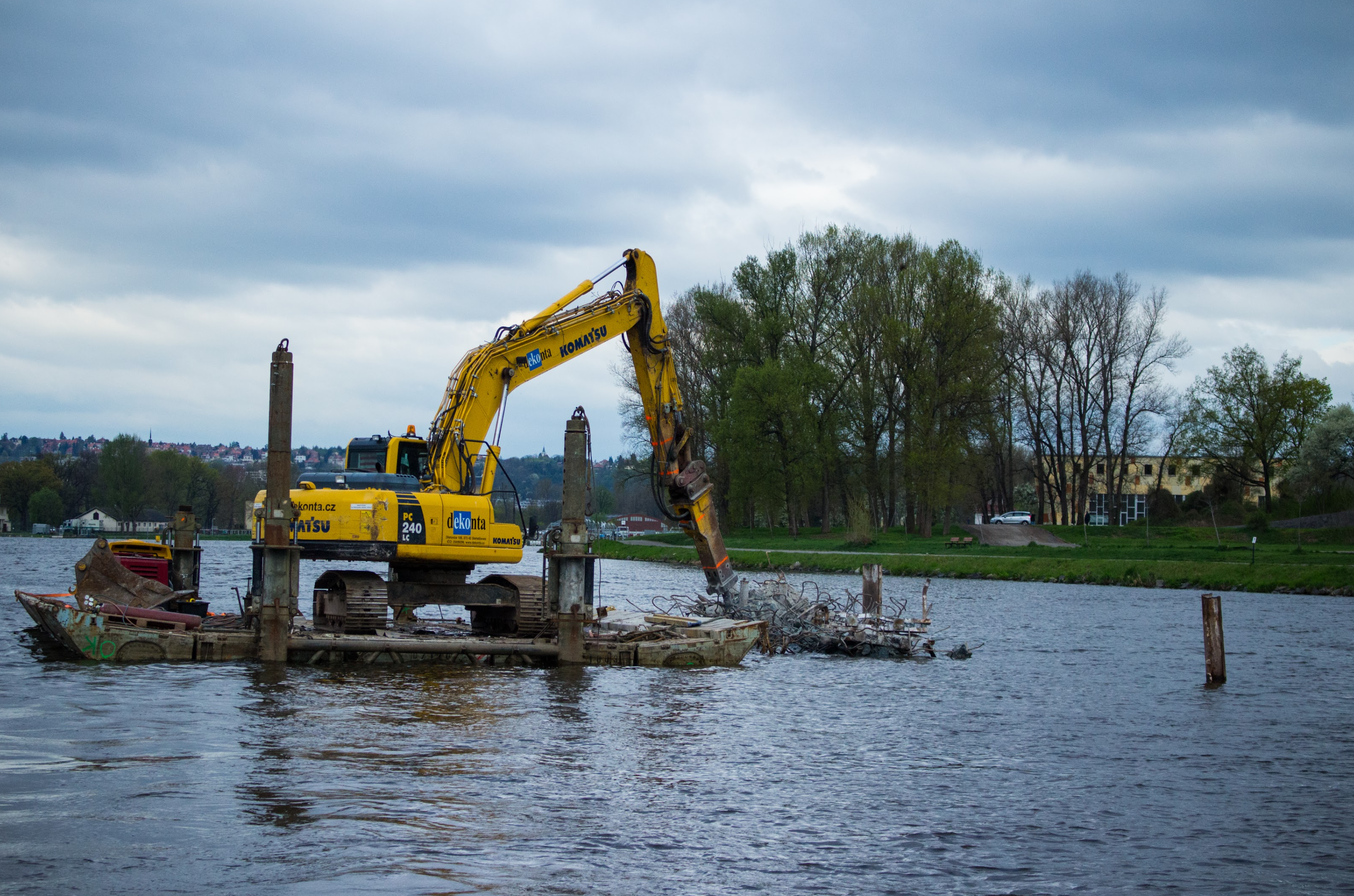 Stroj provádějící demolici pod vodní hladinou